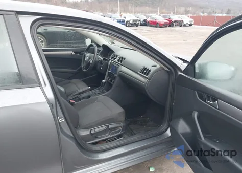 2015 Volkswagen Passat 1.8T S z USA, uszkodzony, nr VIN 1VWAT7A31FC083343